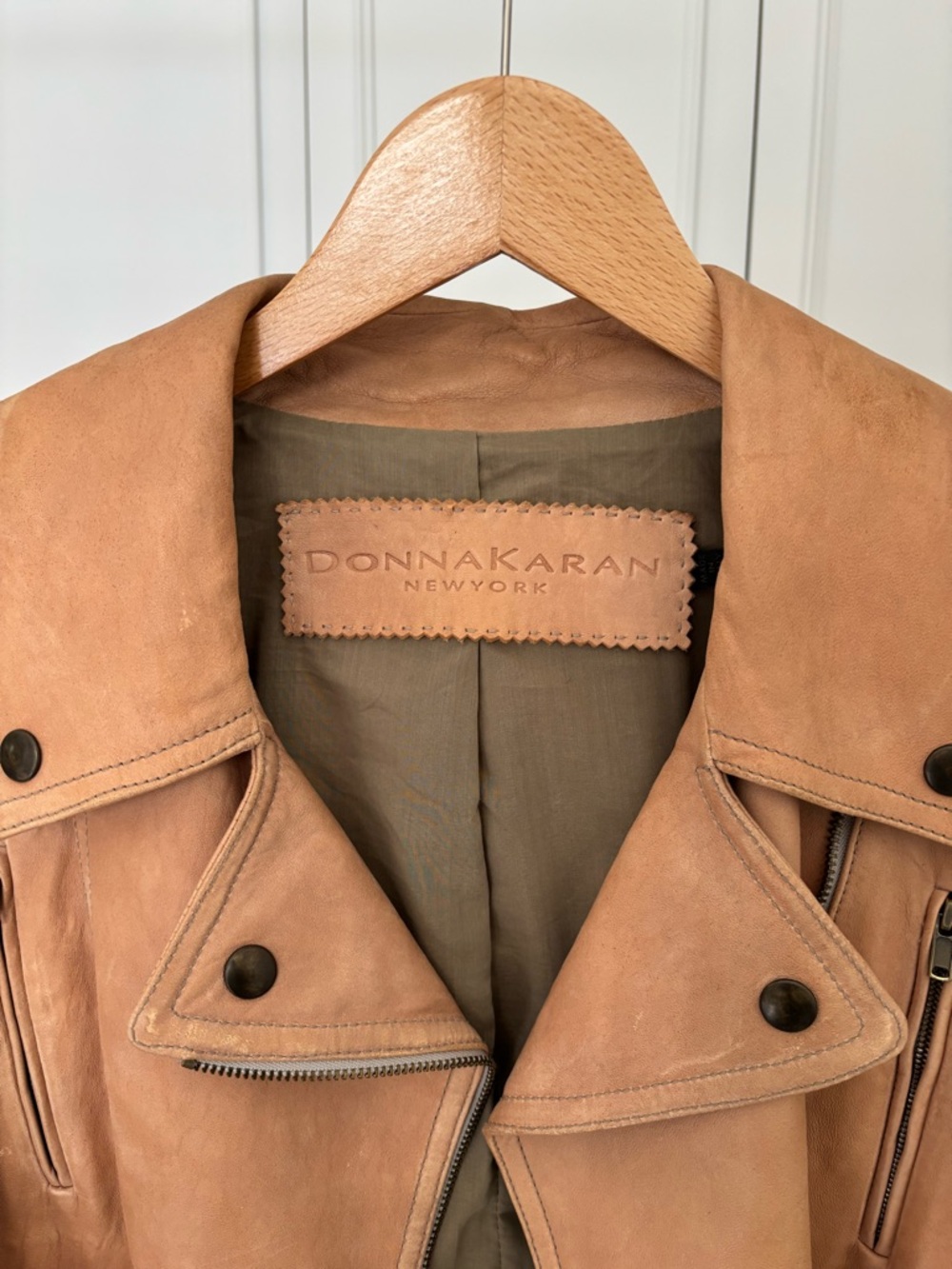 Donna Karan New York. Made in Italy. US4. 100% Lamb Short Sleeve Leather Jacket. - Picture 4 of 9
